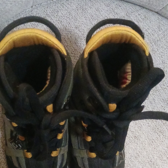 Used BURTON SKI BOOTS Boys Snowboard Boots - Picture 8 of 13